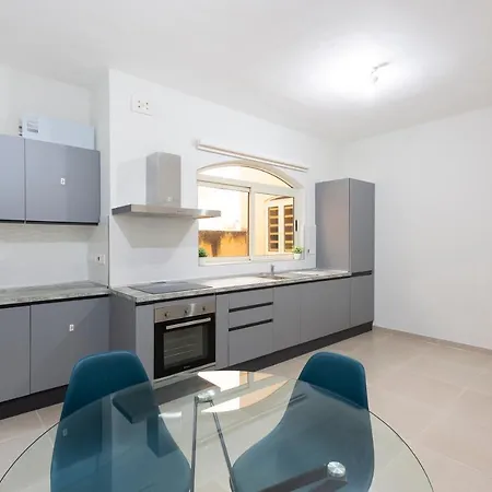 Charming: 3br Near The By 360 Estates *