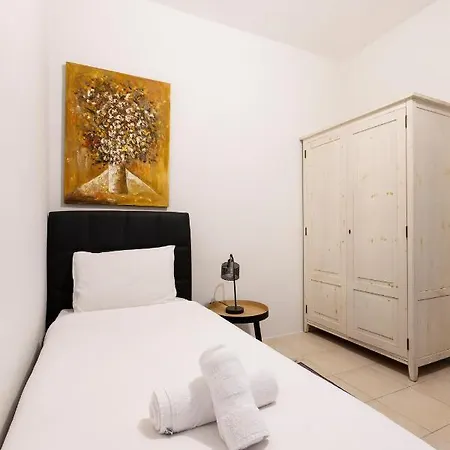 Charming: 3br Near The By 360 Estates Apartament