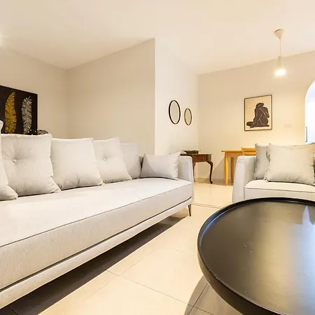 Charming: 3br Near The By 360 Estates Apartament