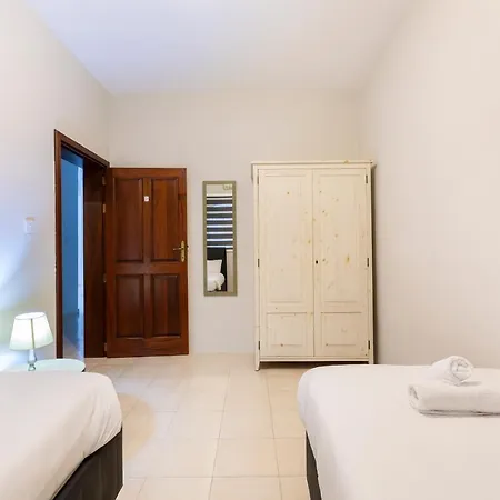 Charming: 3br Near The By 360 Estates *