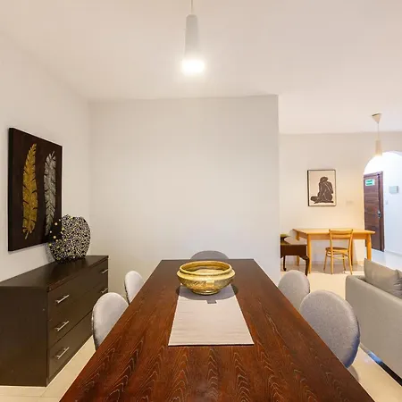 Charming: 3br Near The By 360 Estates