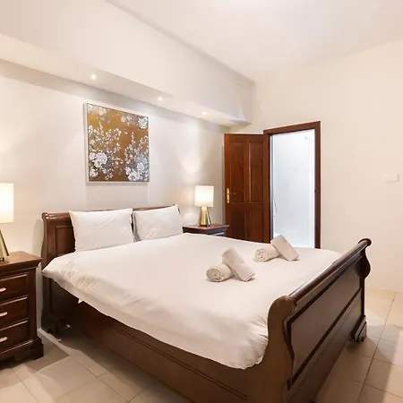 Charming: 3br Near The By 360 Estates * Sliema